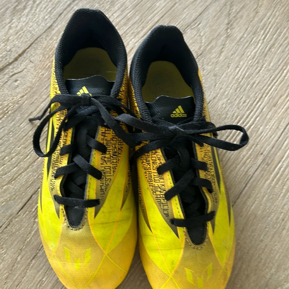 Kids adidas size 2.5 cleats